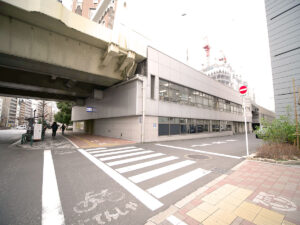 高速道路の下にあります