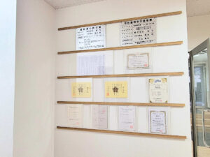 認定証などがずらり